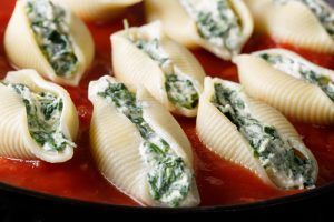 Conchiglioni gefüllt mit Spinat