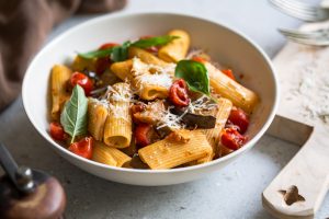 Rigatoni mi Aubergine und Tomaten