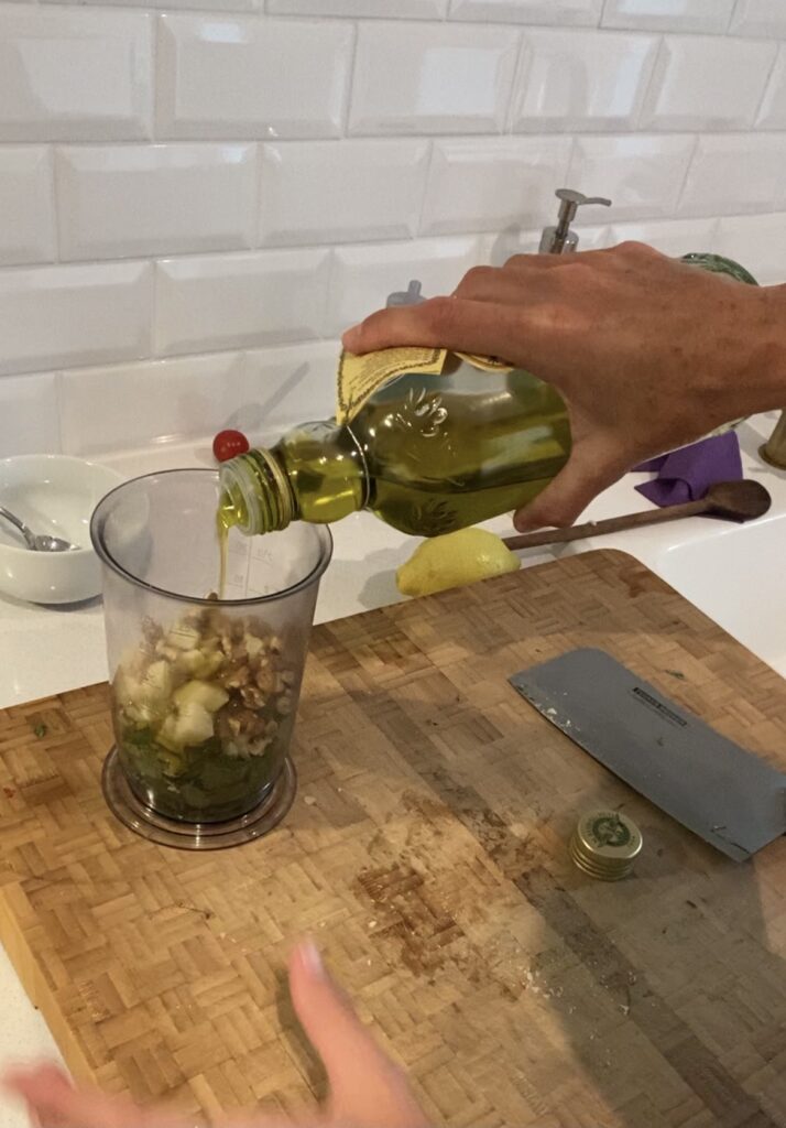 Olivenöl wird zu Pesto gegossen