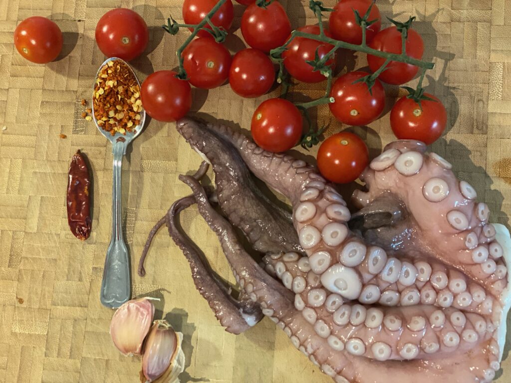 Halber Oktopus und Cocktailtomaten