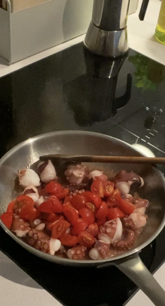Oktopus, Tomatenstücke in Pfanne