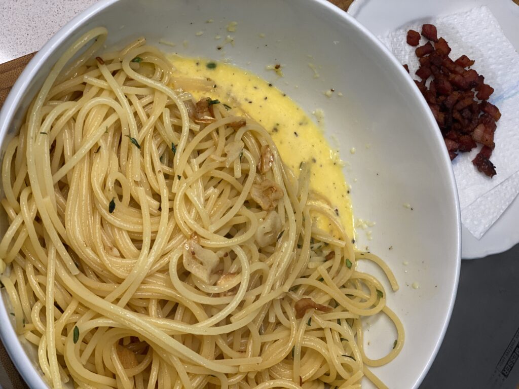 Spaghetti in Schüssel mit Eisoße