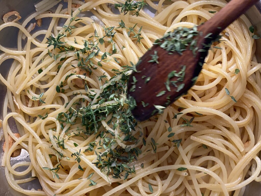 Spaghetti mit Thymianblättern