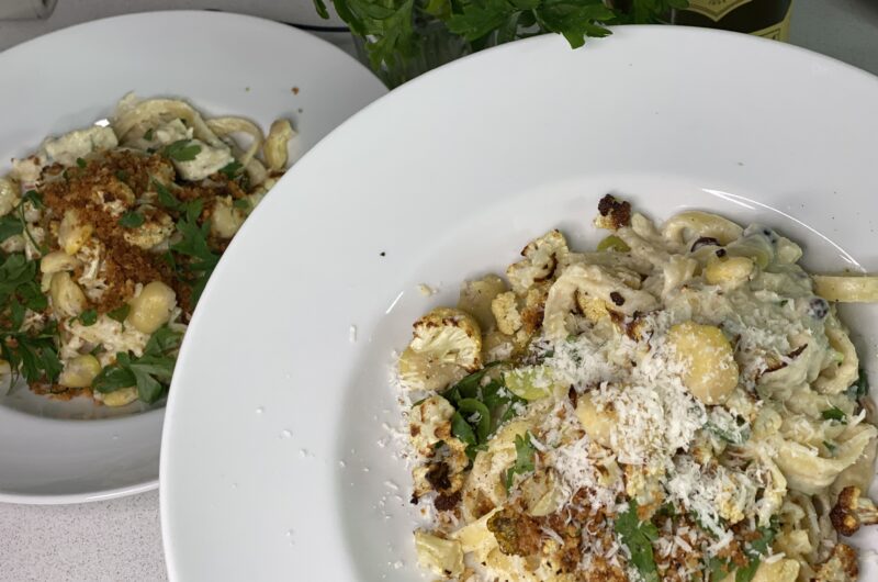 Fettuccine mit Blumenkohlsauce und Saubohnen