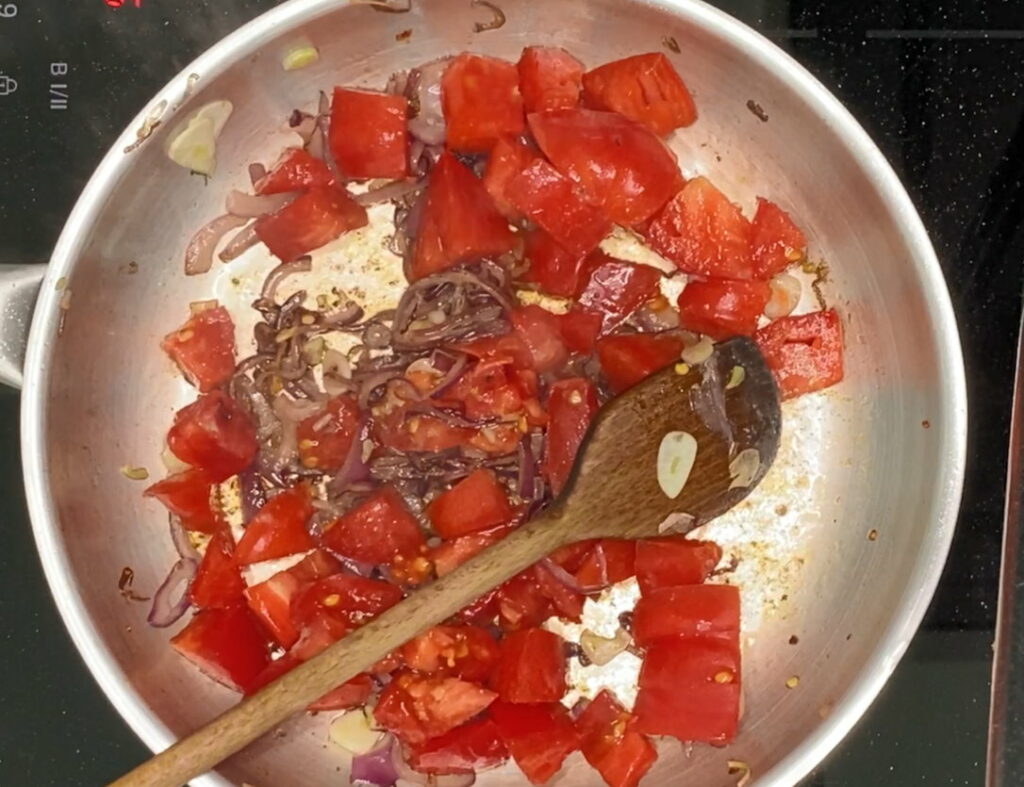 Pfanne mit kleingeschnittenen Tomaten