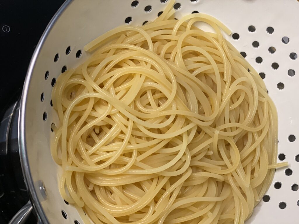gekochte Spaghetti im Sieb