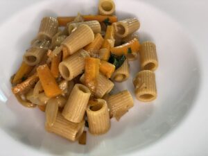 Rigatoni mit Suppengemüse auf Teller