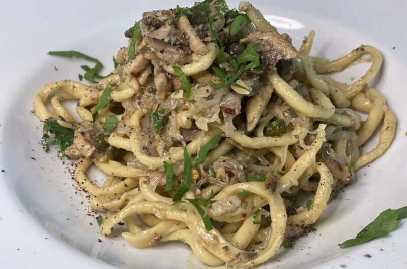 Bigoli mit Sardinen-Zwiebelsauce