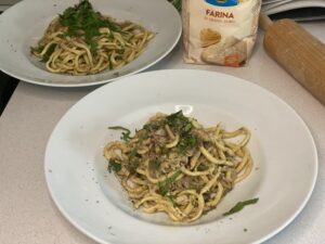 Zwei Teller mit Bigoli in salsa