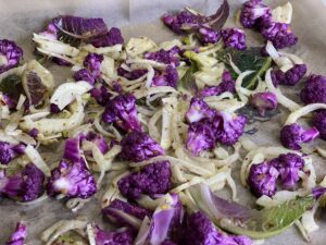 Blech mit Fenchelscheiben und lila Blumenkphlröschen
