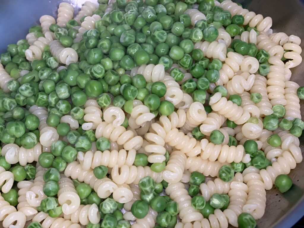 Fusilli mit Erbsen in Pfanne