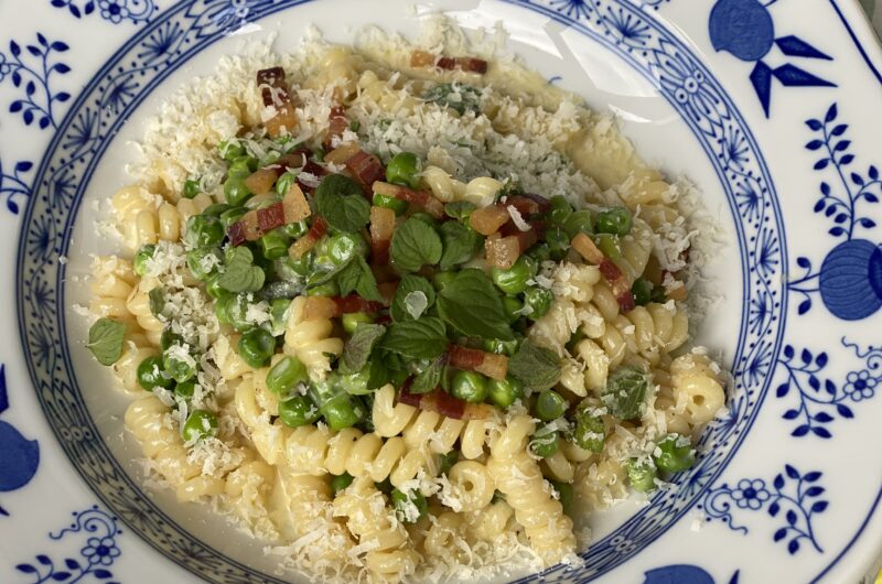 Fusilli mit Erbsen, Pancetta und Ei-Sahenesauce