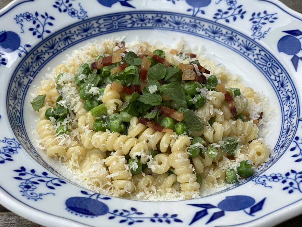 Fusilli mit Erbsen und Pancetta - Italienische Nudeln