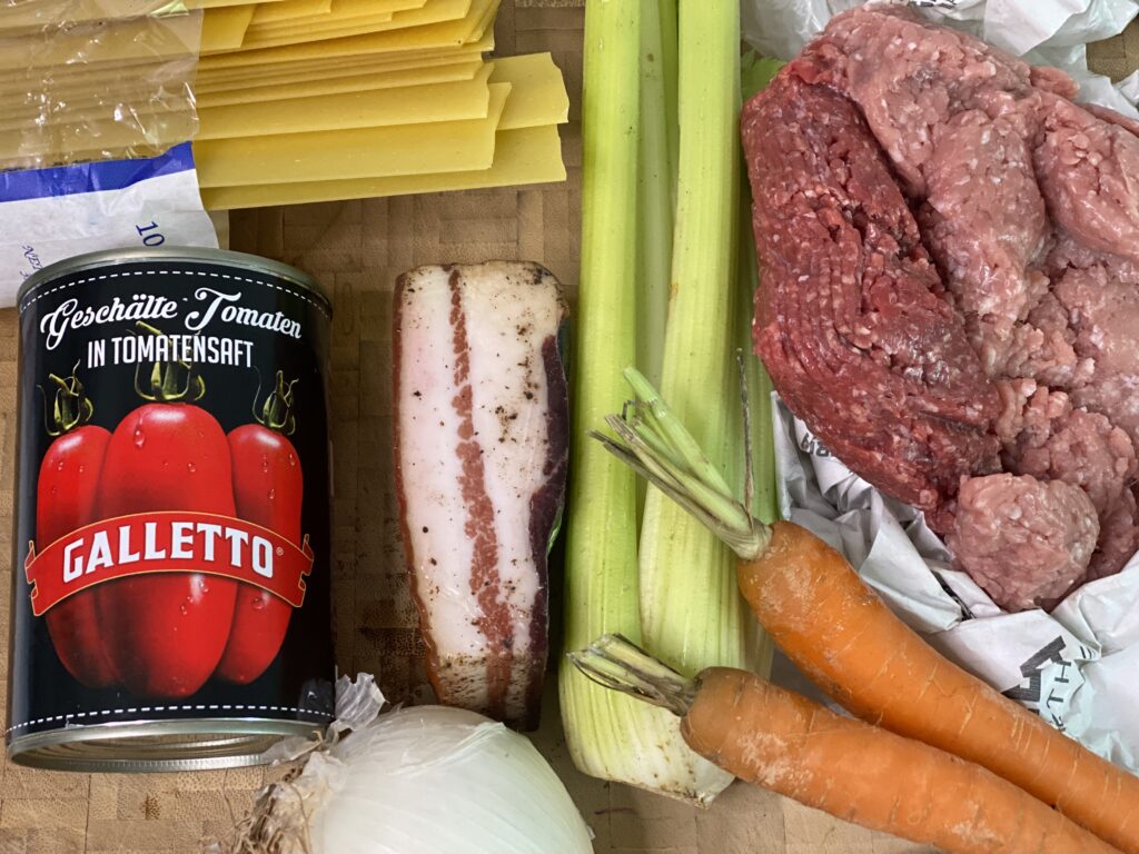 Dosentomaten, Sellerie, Möhren, Hackfleisch, Zwiebel, Lasagne, Pancetta