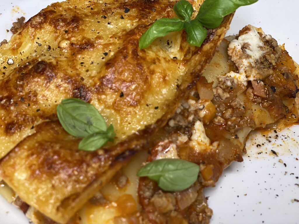 Stück Lasagne auf Teller
