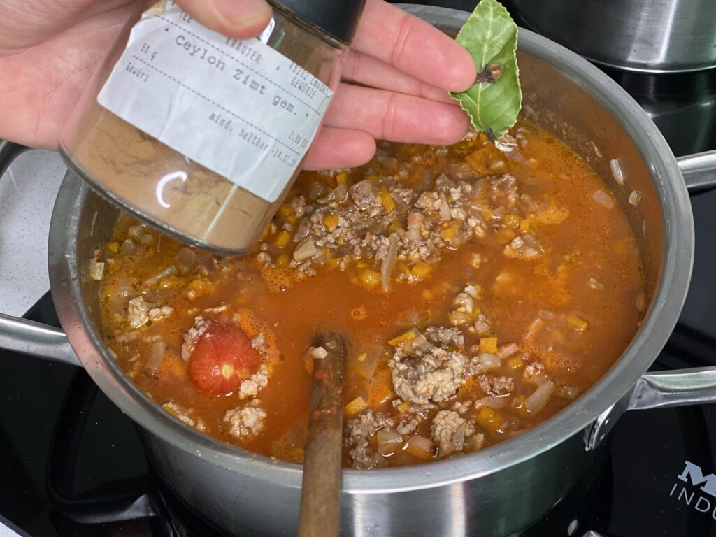 Topf Bolognese, Zimt, Nelke und Lorbeerblatt