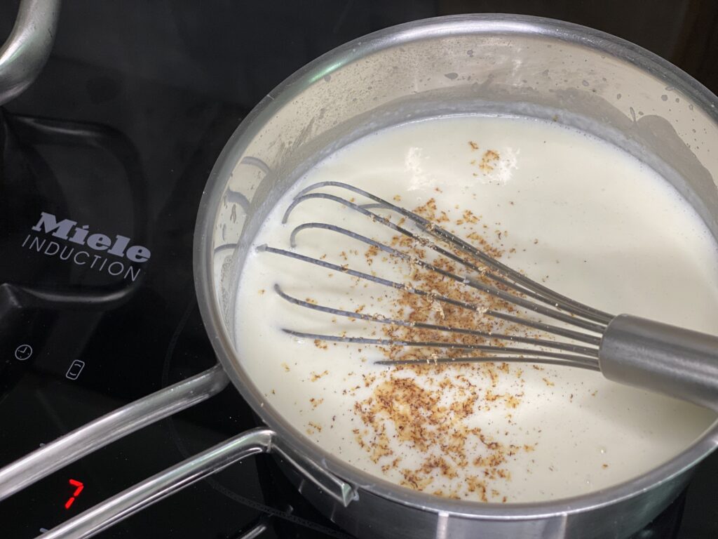 Topf mit Béchamelsauce