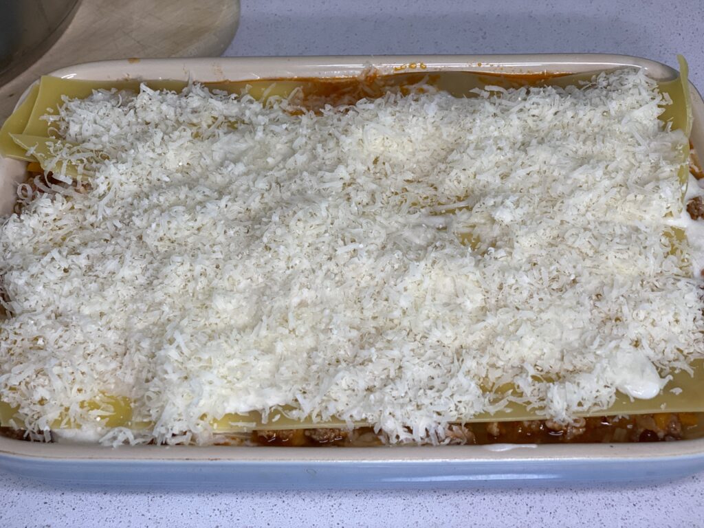 Auflaufform mit ungebackener Lasagne