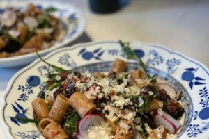 Rigatoni Blumenkohl Fenchel und Tomatensugo