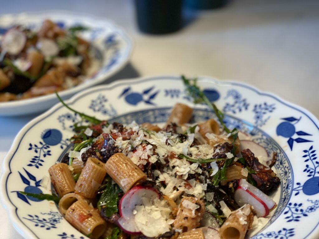 Rigatoni Blumenkohl Fenchel und Tomatensugo