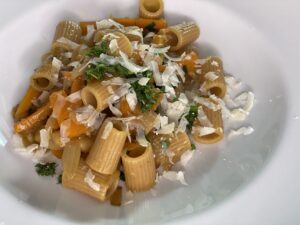 Rigatoni mit Suppengemüse auf Teller mit Parmesan