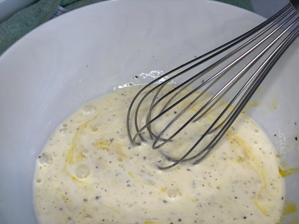 Schüssel mit Ei-Sahnemischung