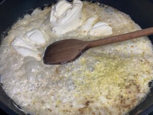 Mascarpone-Sahnesauce in Pfanne