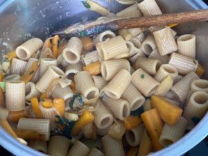 Rigatoni im Topf mit Suppengemüse