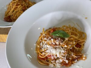 Teller mit Spaghetti mit Schalottensauce und Parmesan
