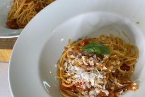 Spaghetti mit Schalotten Tomatensauce