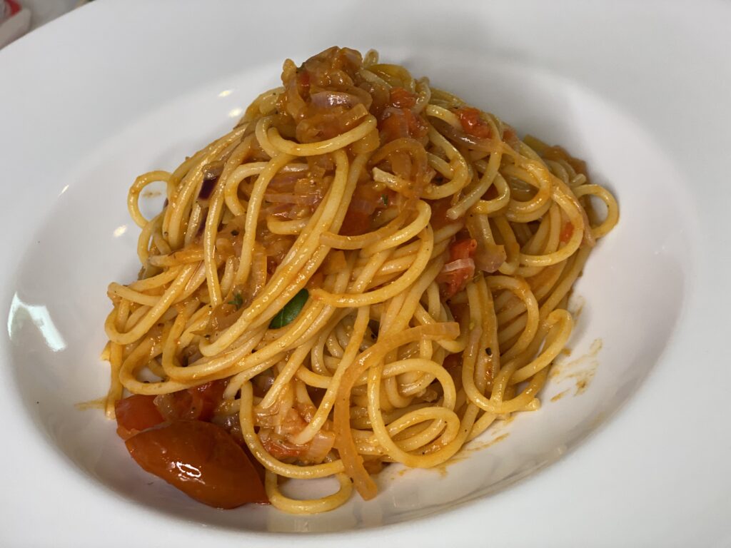 Teller mit Spaghetti mit Schalottensauce