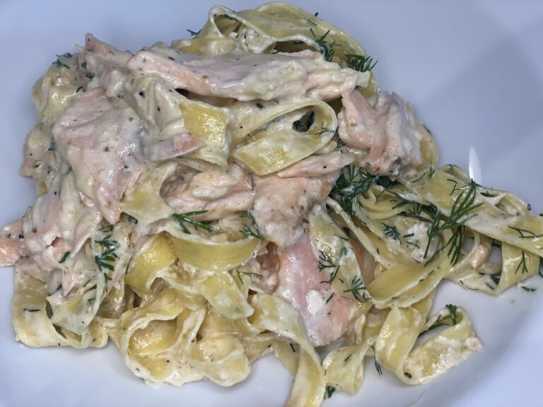 Teller mit Tagliatelle mit Lachs