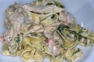 Teller mit Tagliatelle mit Lachs