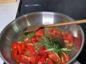Pfanne mit kleingehackten Tomaten und Kräutern