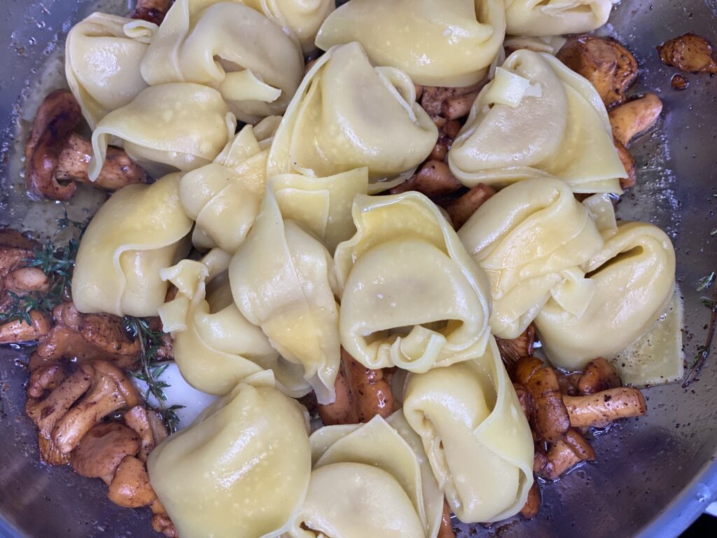 Pfanne mit Pfifferlingen und gekochten Tortelloni