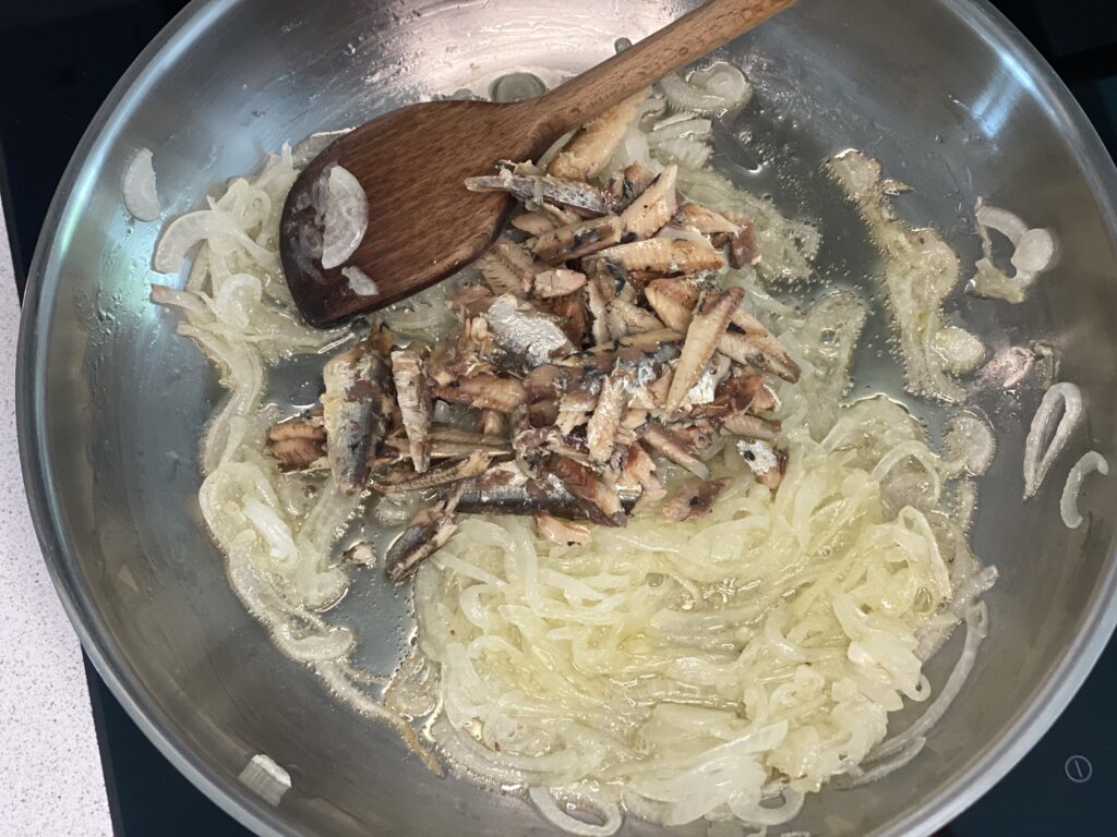 geschmolzene Zwiebeln und Sarinen in Pfanne