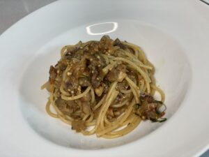 Spaghetti mit Auberginensauce auf Teller