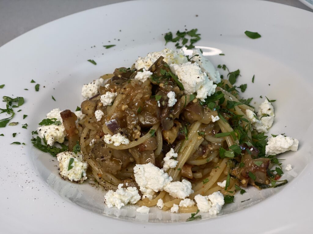 Spaghetti mit Auberginensauce und Ricotta