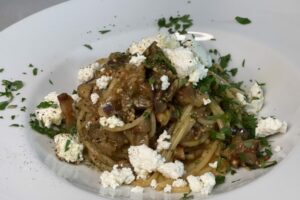 Spaghetti mit Auberginensauce und Ricotta
