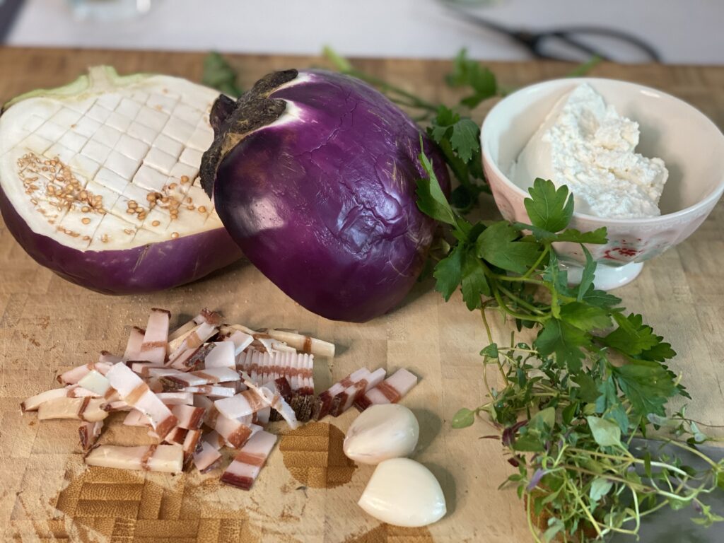 halbierte Aubergine, gewürfelter Pancetta, Kräuter, Ricotta und Knoblauch