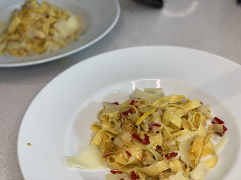 Teller mit Tagliatelle und Birnen-Sugo