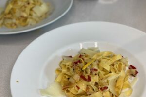 Teller mit Tagliatelle und Birnen-Sugo