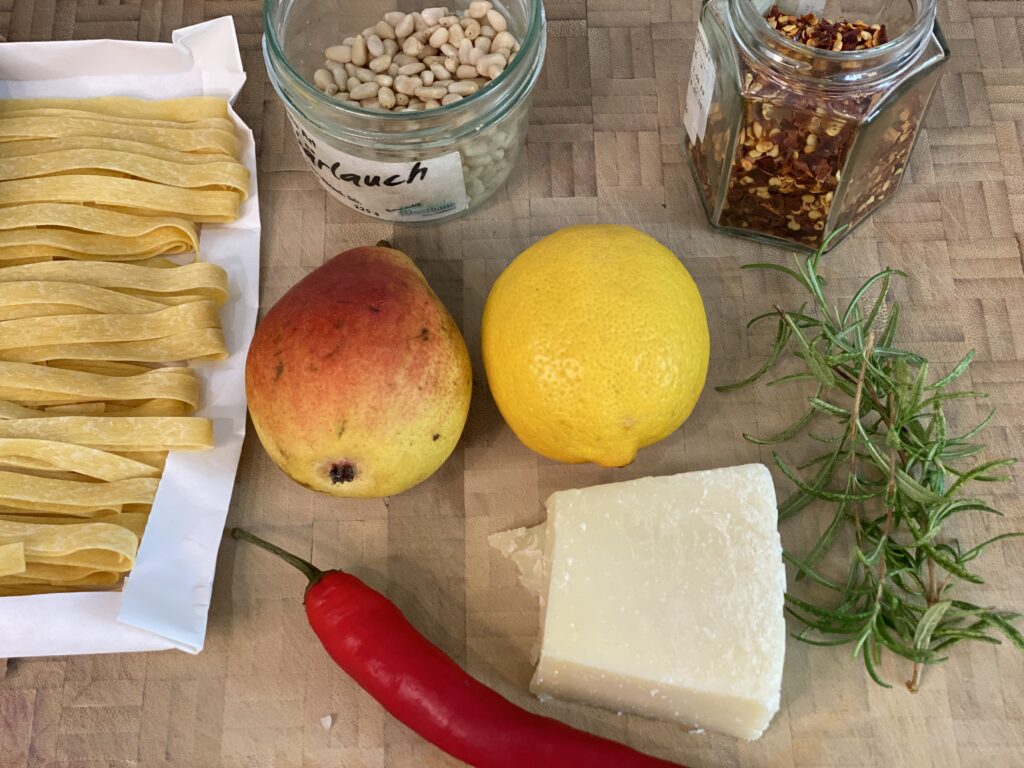 Tagliatelle, Birne, Zitrone, Rosmarin, Pecorino, Chilischote, Pinienkerne und Chiliflocken