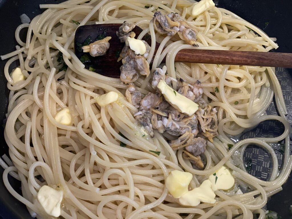 Spaghetti in Pfanne mit Vongole