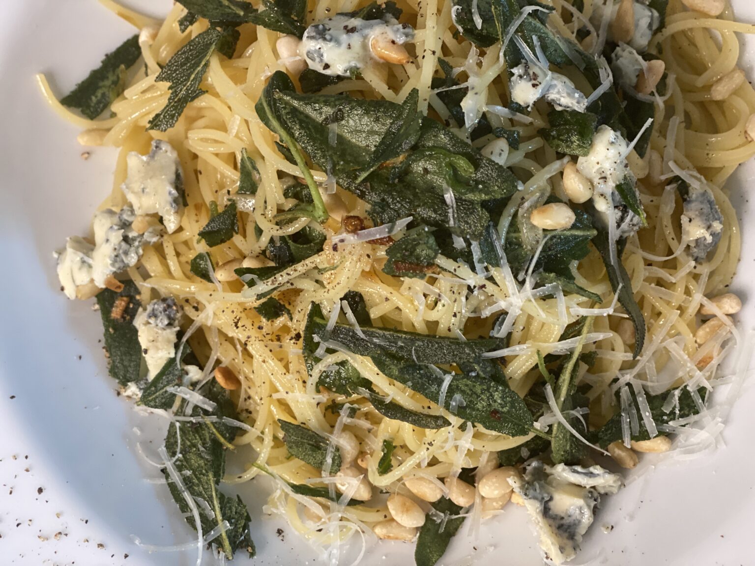 Capellini mit Salbei und Blauschimmel in Sherrysauce - Italienische Nudeln