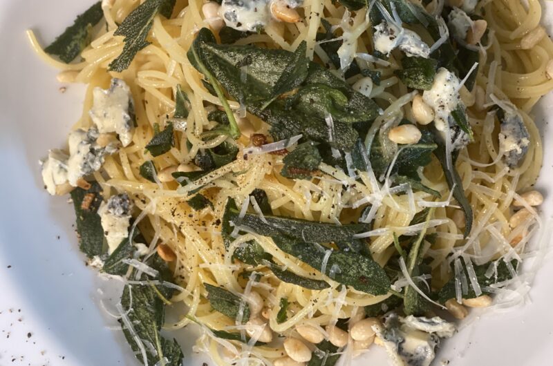 Capellini mit Salbei auf Teller