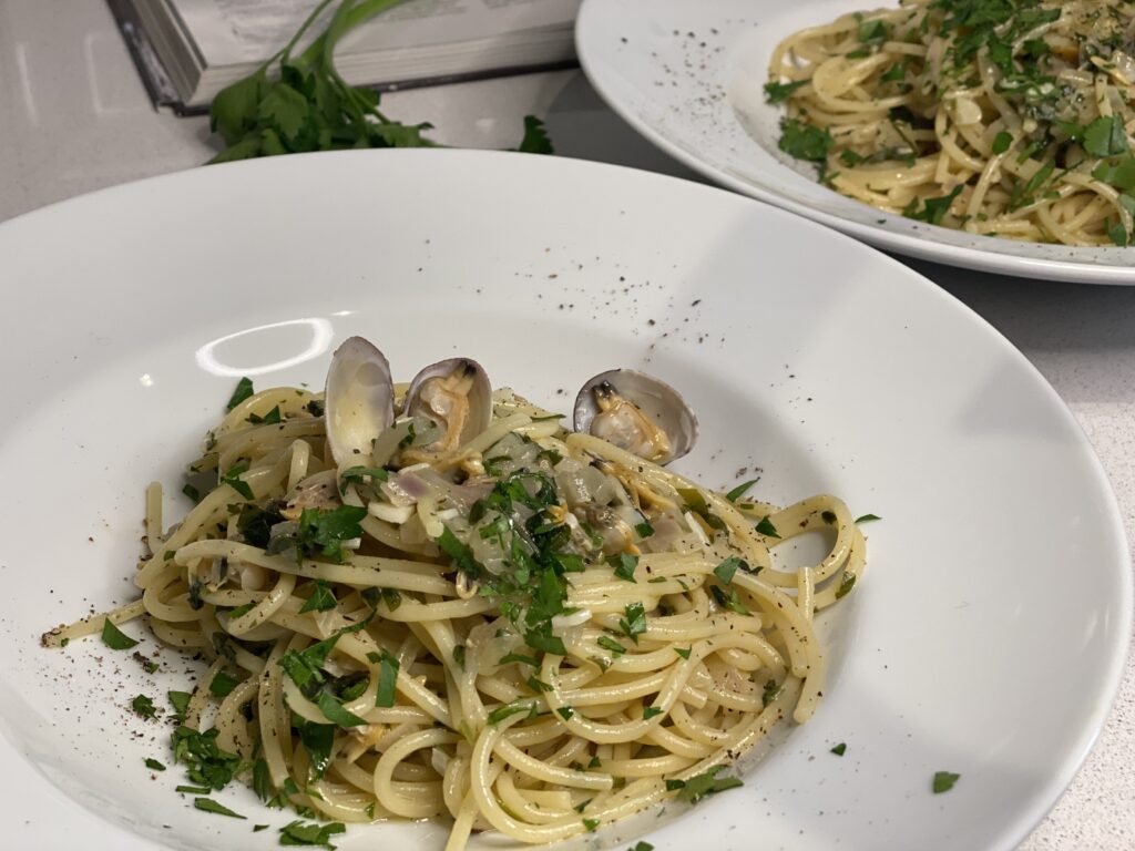 Zwei Teller mit Spaghetti vongole