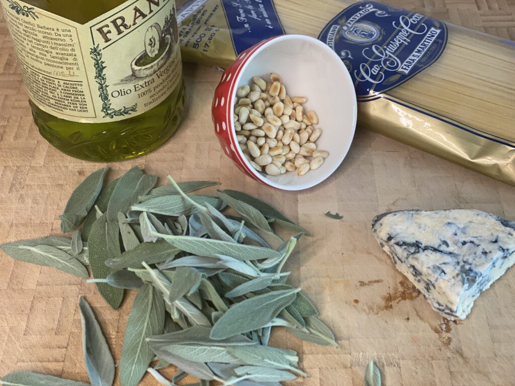 frischer Salbei, Pinienkerne, Capellini, Olivenöl und Blauschimmelkäse