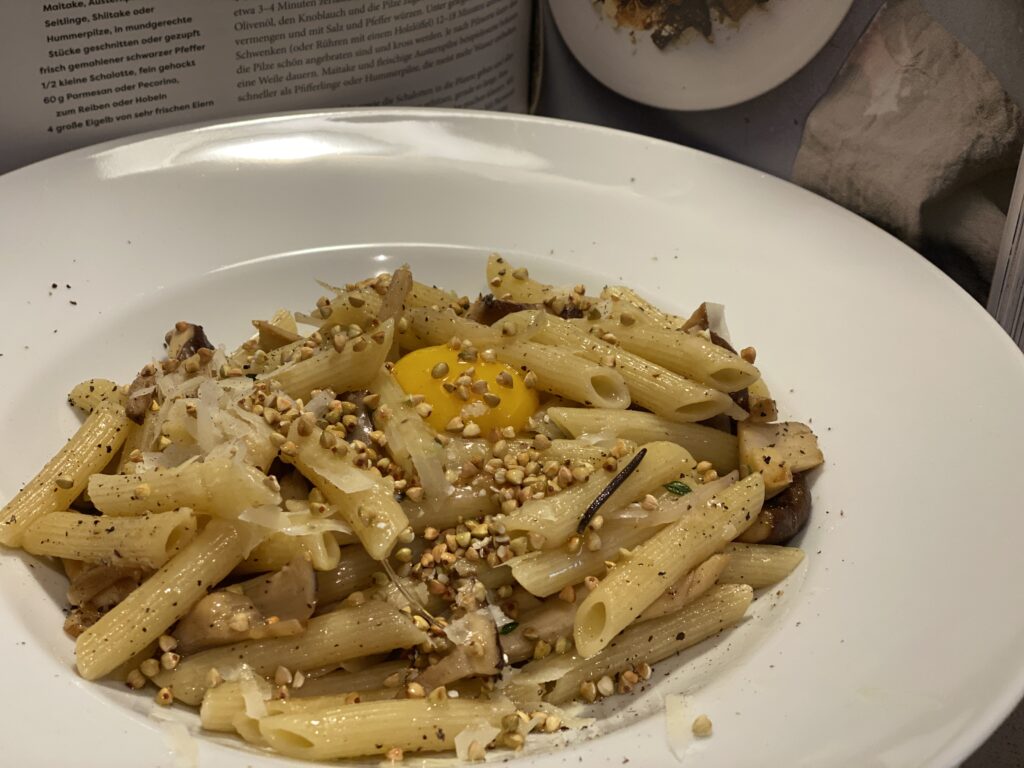 Penne mit Buchweiten und Eigelb auf Teller