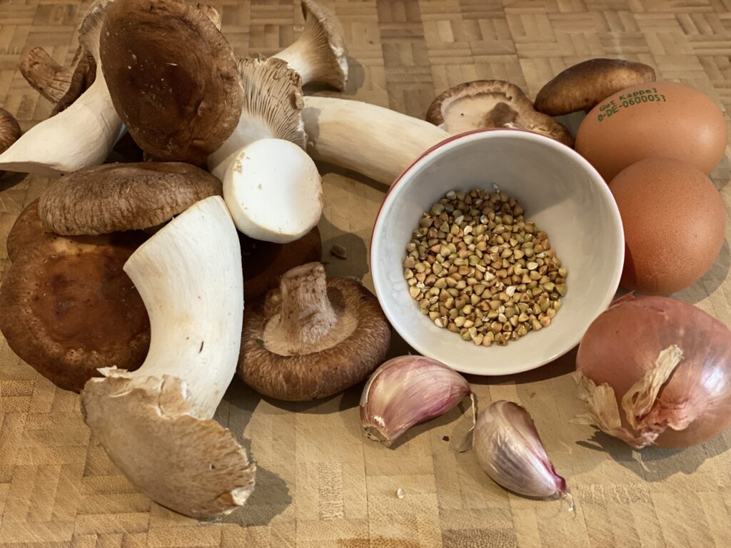 Zutaten: Pilze, Eier, Buchweizen, Knoblauch und Schalotte